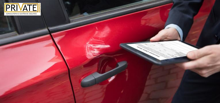 Foto de verificação de carro amolgado